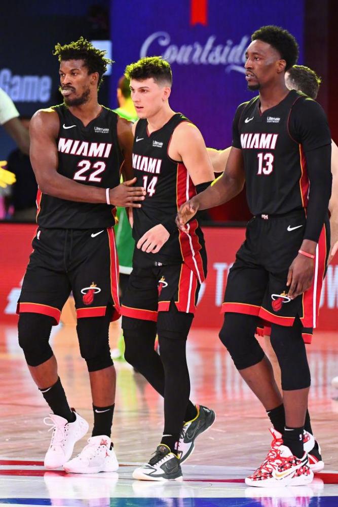 并在社交媒 并在社交媒